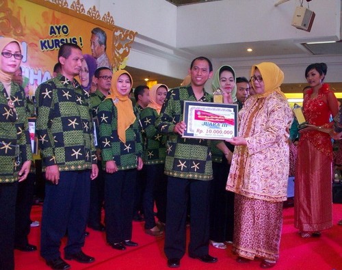 Pimpinan Alfabank Yogyakarta menerima Anugerah Penghargaan Juara III Apresiasi Lembaga Kursus dan Pelatihan tingkat Nasional oleh Ditjen PAUDNI – Batam KepRiau 5 Oktober 2013